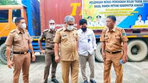 Bupati Konawe Lepas 1000 Ton Beras Bulog ke Sulawesi Utara