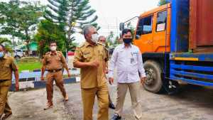 Bupati Konawe Lepas 1000 Ton Beras Bulog ke Sulawesi Utara