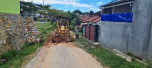 Perbaiki Jalan di Kompleks BTN di Kendari, ASR Turunkan Alat Berat