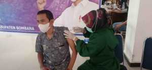 Dipantau Presiden RI, Vaksin di Bombana Dipadati Masyarakat