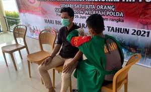 Sukseskan Vaksinasi Nasional, Ratusan Masyarakat "Serbu" Mako Brimob Polda Sultra