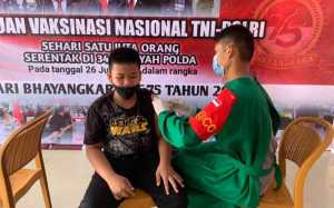 Ratusan Masyarakat Kendari Antusias Ikuti Vaksinasi di Brimob Polda Sultra