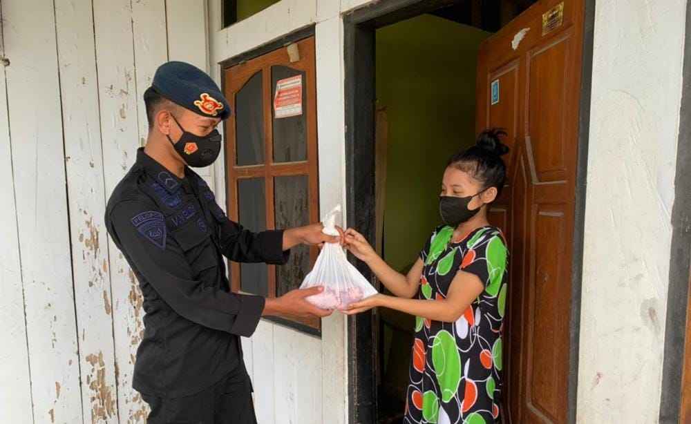 Mako Brimob Polda Sultra Bagikan 580 Paket Daging Kurban Door to Door