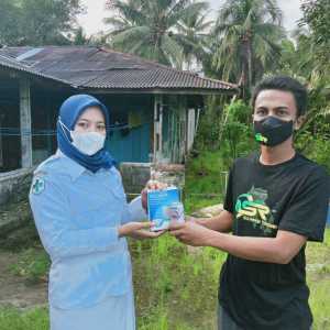 Dukung Kerja Nakes, Relawan ASR Buton Bagikan Suplemen