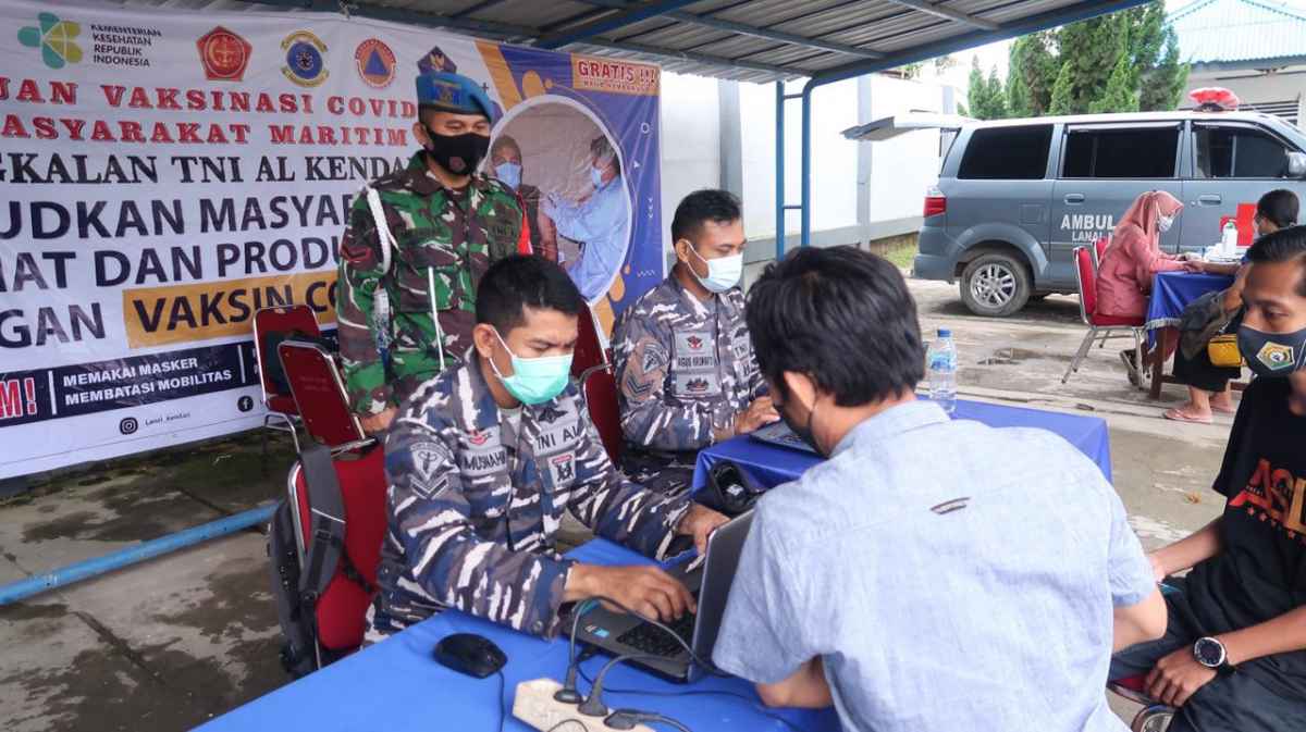 Pangkalan TNI AL Kendari Gencarkan Vaksin untuk Masyarakat Maritim