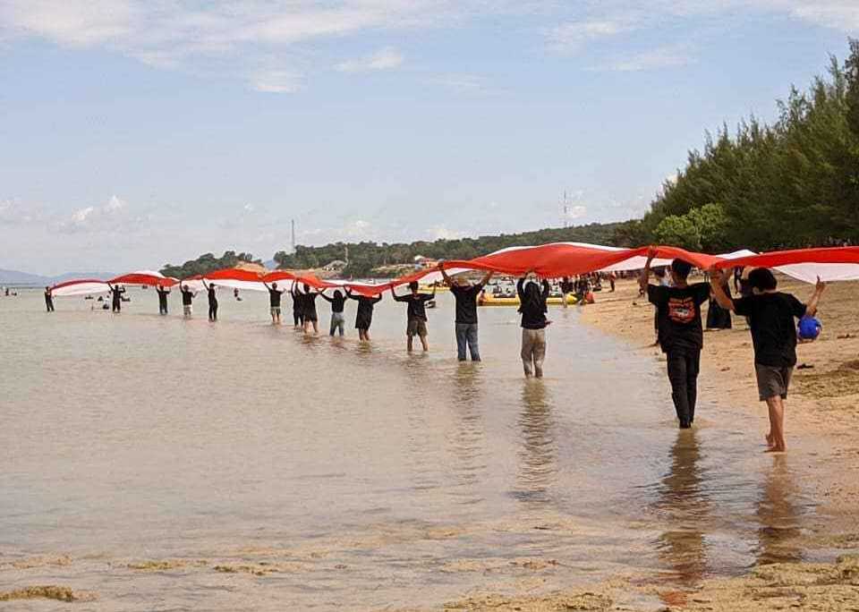 Anak Muda Kendari Bakal Kembali Kibarkan Bendera Sepanjang 108 Meter di Pantai