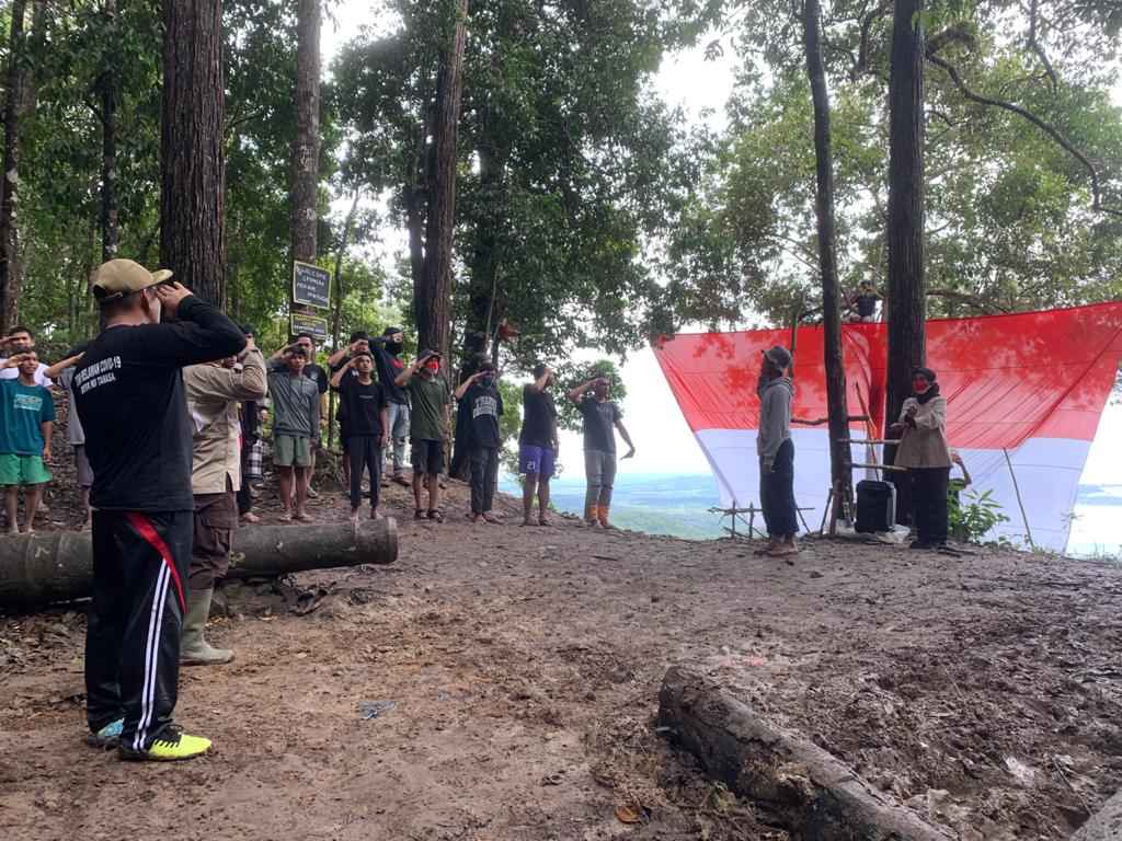 Merah Putih Berkibar, Indonesia Raya Bergema di Puncak Meriam Portugis