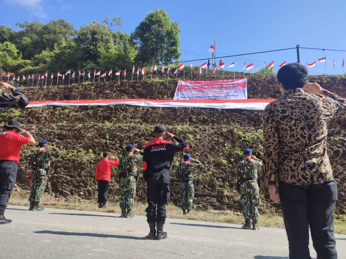 Merdeka! TNI - Polri Bentangkan Bendera Merah Putih Sepanjang 76 Meter di Puncak Wolasi