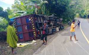 Truk Pengangkut Motor Dealer Nyaris Masuk Jurang di Poros Trans Sulawesi