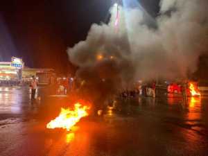 Dinilai Tebang Pilih, Puluhan Massa Demo Dukung Tersangka Pemalsuan Surat PCR