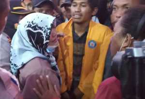 Ratusan Mahasiswa Lakukan Aksi, Ibunda Yusuf Hadir Ditengah-tengah Massa