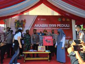 Pengabdian 22 Tahun, Akabri 1999 Gelar Vaksinasi dan Bagi Sembako