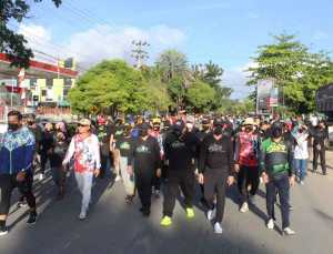 Antusias Warga Kendari Jalan Santai Bersama Andi Sumangerukka