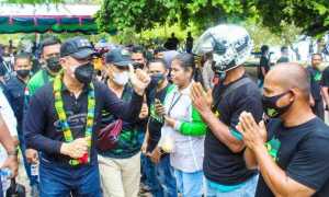 Ribuan Warga Busel Sambut Kedatangan ASR