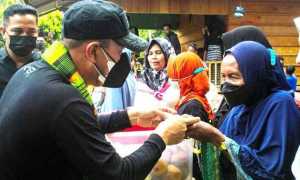 ASR Beri Bantuan Kepada Pelaku UMKM Batuaga Busel