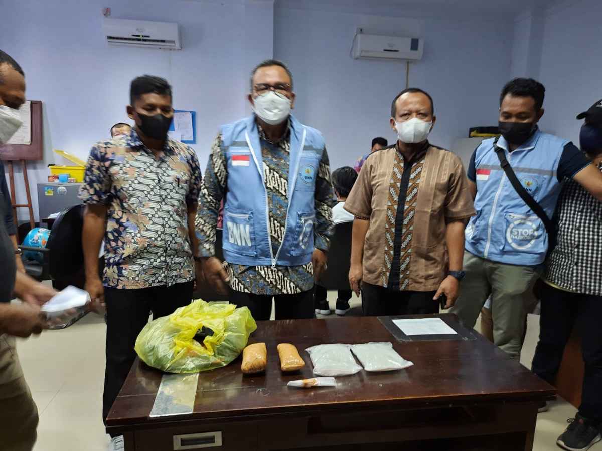 Simpan Sabu di Celana Dalam, Dua Pengedar Ditangkap di Bandara Halu Oleo 