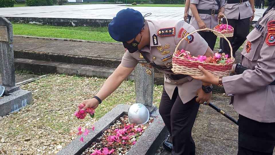 Peringati Hari Pahlawan, Brimob Polda Sultra Lakukan Tabur Bunga di TMP Watubangga 