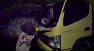 Tabrak Tembok Rumah Warga di Kendari, Sopir Truk Malah Kabur