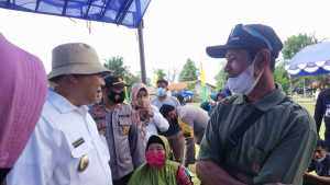 Datang Naik Motor, Bupati Konawe Hadiri Vaksinasi di Kecamatan Pondidaha