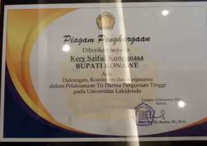 Programnya Peka Terhadap Pendidikan, Unilaki Beri Penghargaan Kepada Bupati Konawe