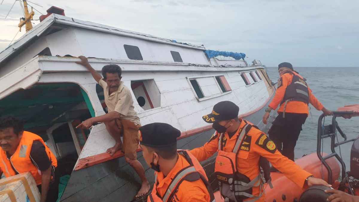 Sebuah Kapal Nyaris Tenggelam di Tanjung Toronipa, 9 Penumpang Selamat