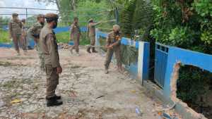 Langar RTRW, Puluhan Satpol PP Bongkar Pagar Warkop Haji Anto