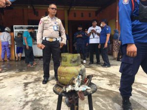 Setelah Bunyi Duarrr, Api Besar Menyala di Tengah Salah Satu Warung Bakso di Kendari