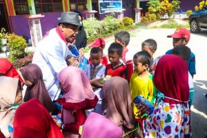 DPC Gerindra Kota Kendari Kembali Gelar Revolusi Putih, Kali Ini Bagikan Ratusan Paket Susu Untuk Siswa