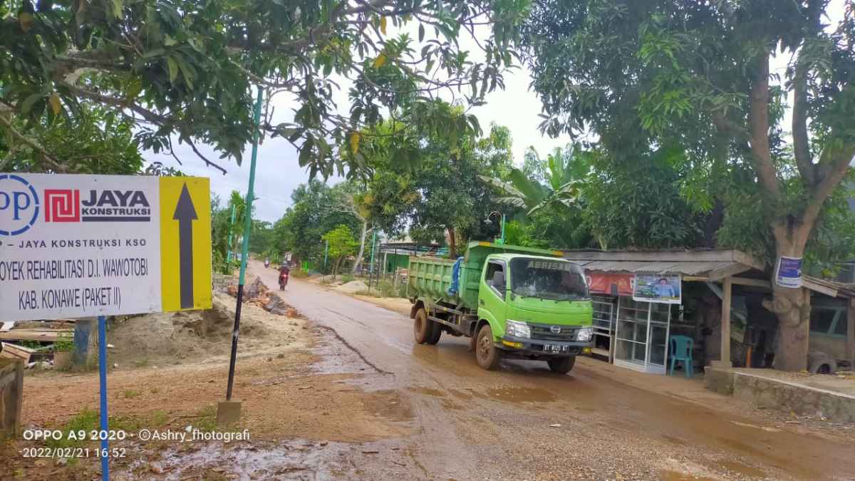 Tak Ditutup Terpal, Aktifitas Truk Intai Keselamatan Pengguna Jalan di Konawe