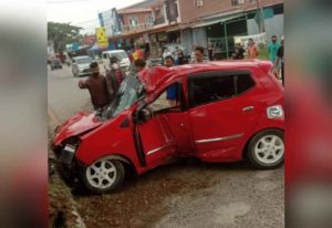 Hantam Tiang Lampu, Sebuah Mobil di Konawe Nyaris Terbelah Dua