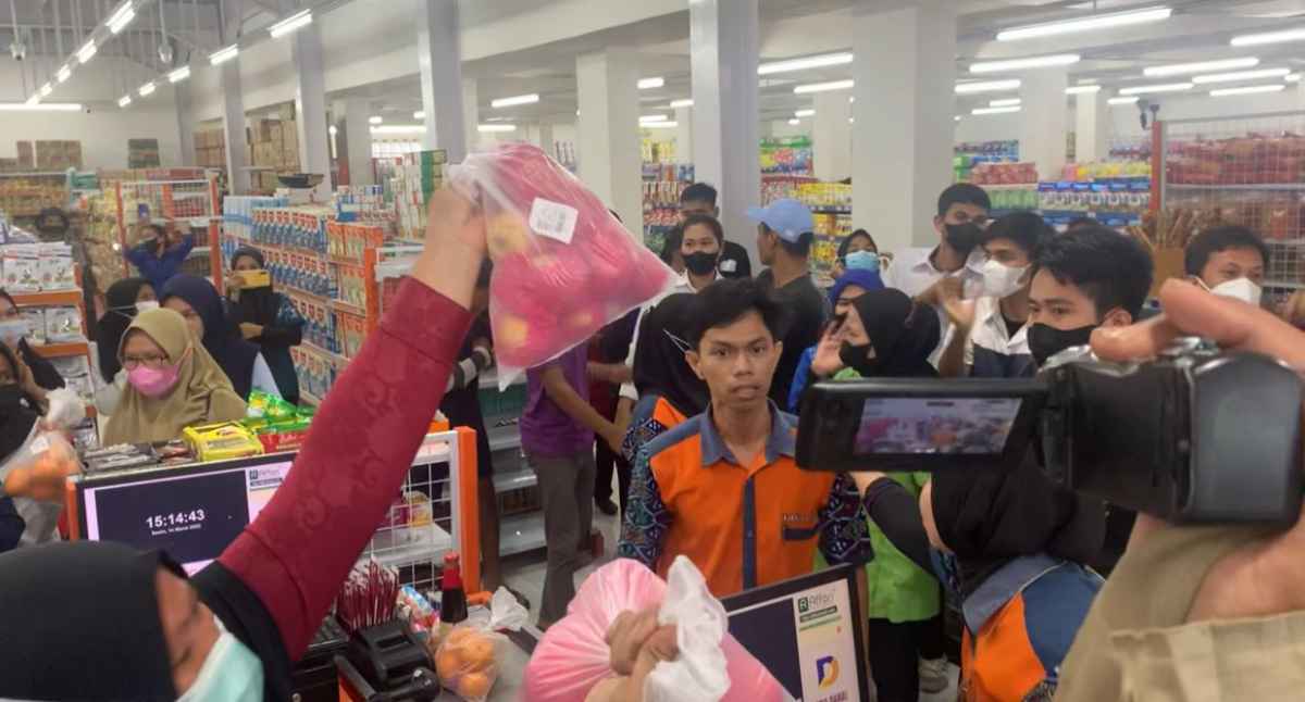 Anggota DPRD Kota Kendari Ungkap Dugaan Penimbunan Minyak Goreng, Minyak Disembunyikan di Dos Buah