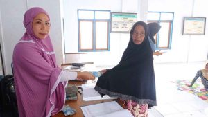 Pemdes Tombawatu Serahkan BLT Salur Satu