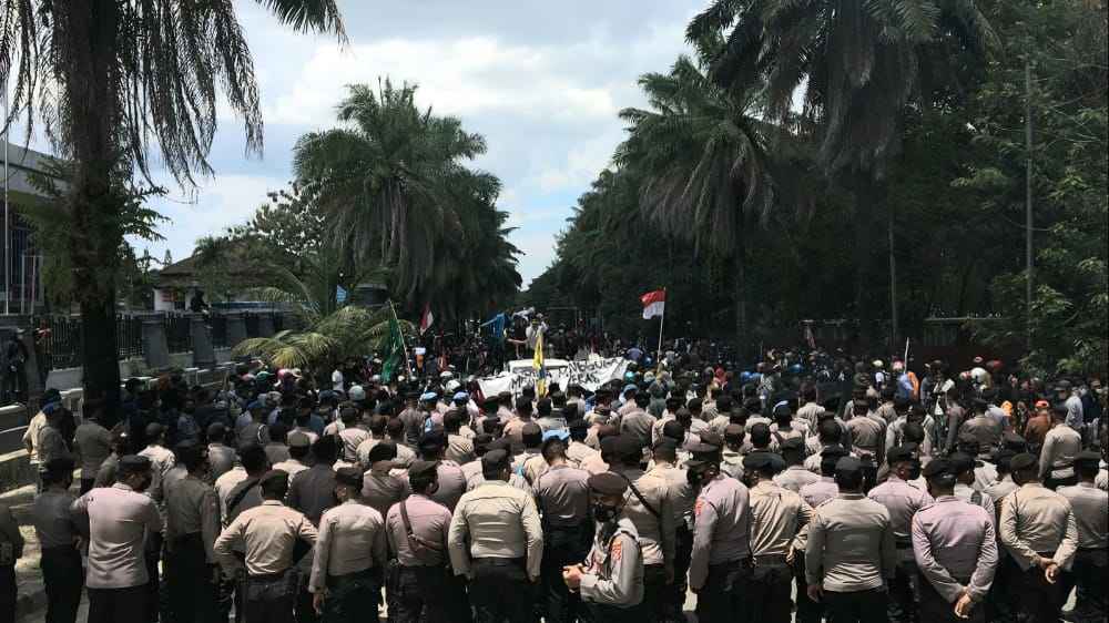 Ribuan Personel Gabungan TNI - Polri Cegat Mahasiswa di Depan Kantor DPRD Sultra