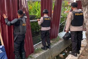 Demonstrasi 11 April Selesai, Polisi Bersihkan Sampah Sisa Bentrokan Disekitar Gedung DPRD Sultra