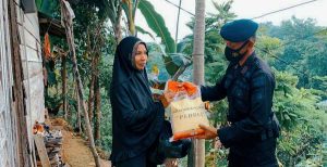 Personel Brimob Polda Sultra Bagikan Sembako Untuk Warga di Pelosok Kendari 