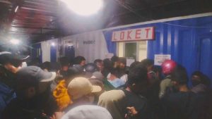 Penumpang Kapal Malam Kendari-Raha Keluhkan Antrian Tiket: Amburadul, Abai Prokes dan Tanpa Penjagaan Petugas 