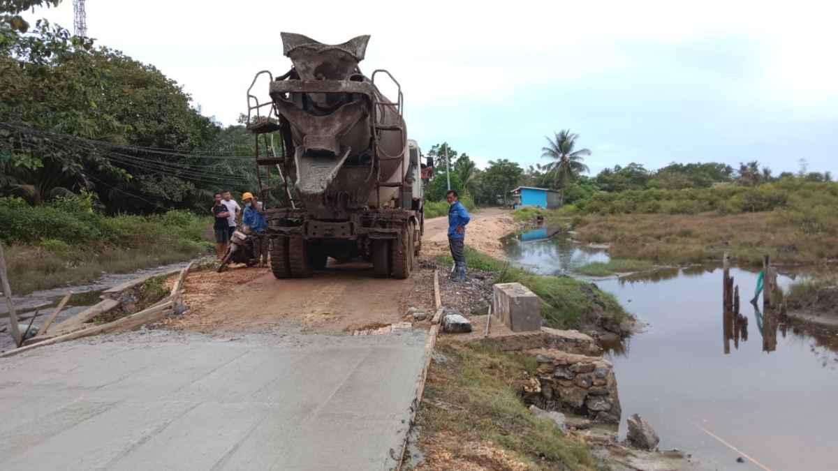 Bangun 2 Kilo Jalan Beton di Desa Tani Indah, PT VDNIP Rangsang Pertumbuhan Ekonomi Pasca Covid-19