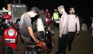 Polresta Kendari Razia di Malam Hari, Tiga Badik Diamankan