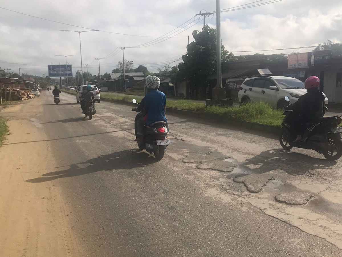Belum Setahun Diaspal, Jalan di Kecamatan Wua-wua Disebut "Simpang Tiga Maut"