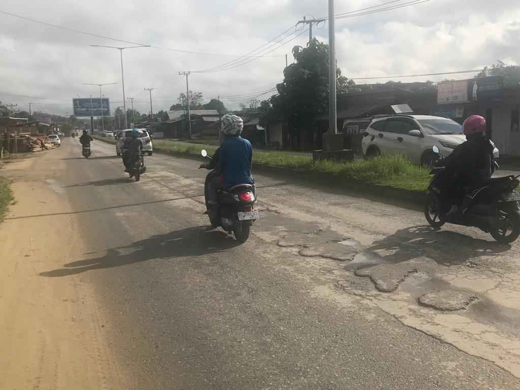 Lubang dan Bergelombang Jalan di Kecamatan Wua-wua, PUPR Kendari: Ditambal Dulu, Karena Jalan Rusak Banyak