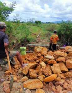 Pemdes Bendewuta Bantu Perbaiki Rumah Lansia Hingga Bangun Jembatan Tani