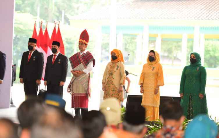 TP PKK Bombana Terima Penghargaan Presiden, Andi Nirwana: Ini Penghargaan, Saya Persembahkan Untuk Masyarakat Bombana TP PKK Bombana Terima Penghargaan Presiden, Andi Nirwana: Ini Penghargaan, Saya Persembahkan Untuk Masyarakat Bombana