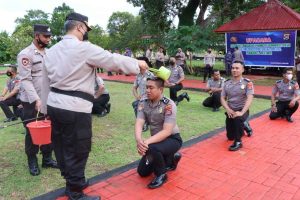 Naik Pangkat, Kapolres Wakatobi Guyur Air 19 Personelnya