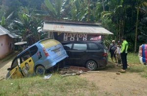 Diseruduk Avanza Saat Parkir, Mobil Taksi Online Nyaris Terjungkal