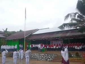 Cuaca Mendung Warnai Upacara HUT RI ke-77 di Pesantren Darul Mukhlisin 