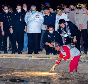 Menteri Pertanian Datang, Petani Konsel Tanam Padi Malam Hari
