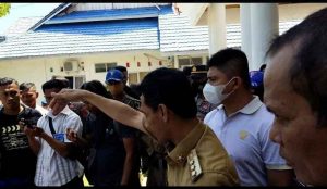 Emosi Dituding Suplai Material Galian C Ilegal di Proyek Pelabuhan Pangulubelo, Bupati Wakatobi dan Pendemo Adu Mulut