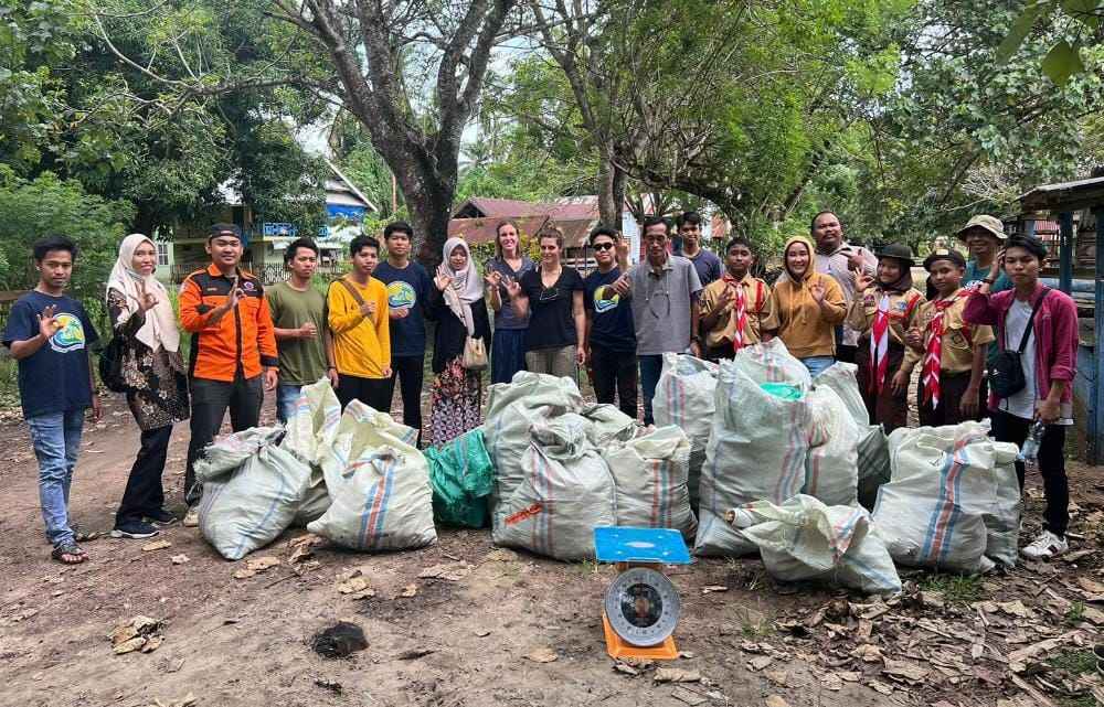 Jaga Ekosistem Laut di Momen World Clean Up Day, Ratusan Mahasiswa Bersihkan Sampah di Pantai Batu Gong