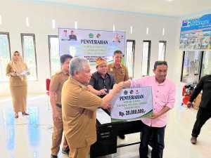 Bupati Konawe Serahkan Bantuan Hibah ke Masyarakat