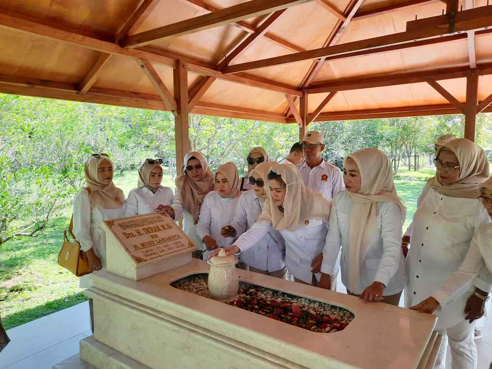 Peringati Hari Pahlawan Nasional, PD PIRA Sultra Ziarah ke Makam H. Imran